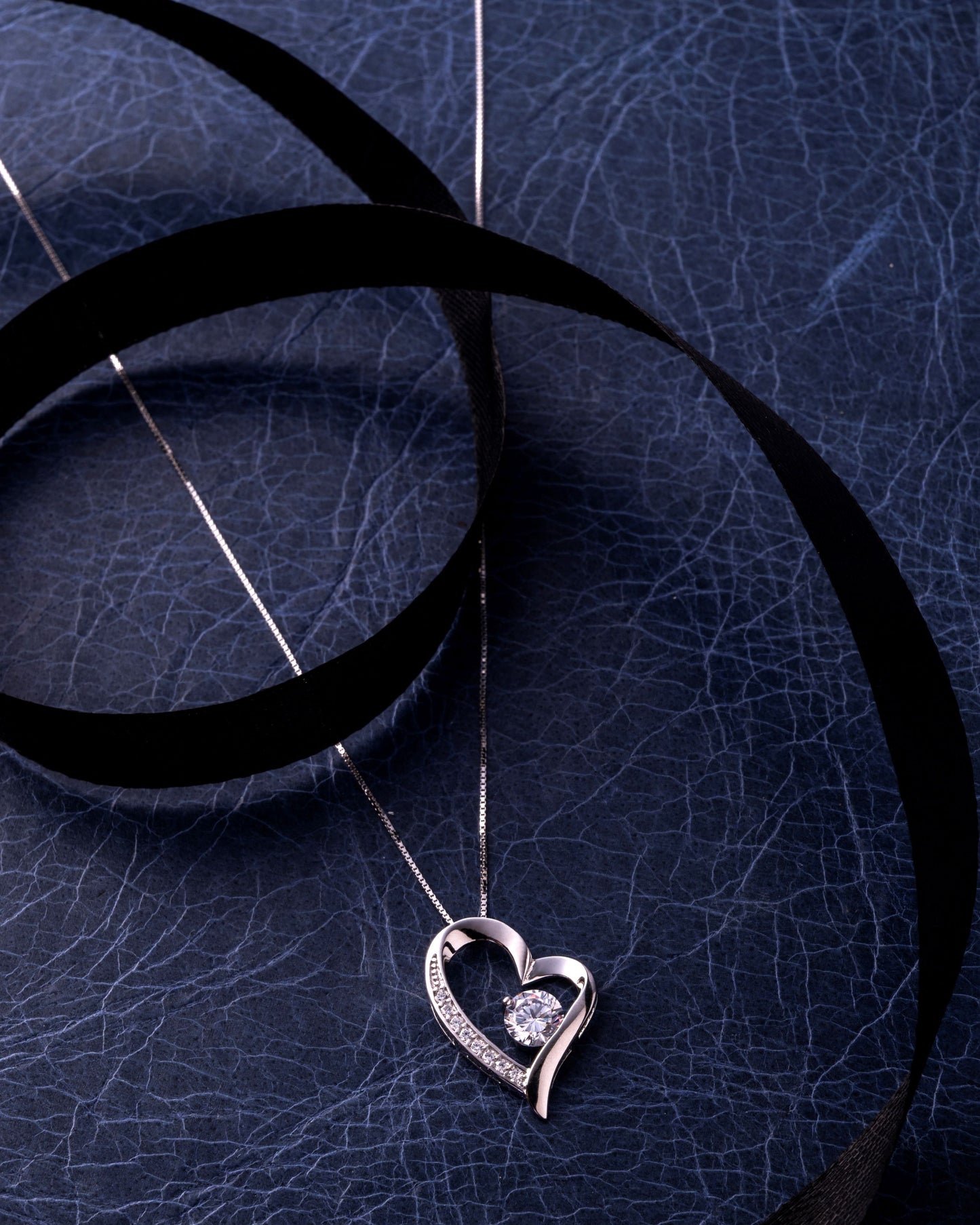 SOLITAIRE PENDENT WITH CHAIN